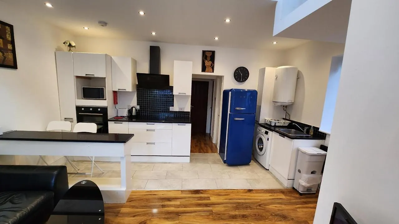 Residential Quarters, The Bungalow - Shooters Hill Villa London Holiday home