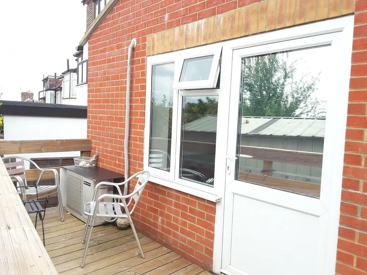 Residential Quarters, The Bungalow - Shooters Hill Villa London Holiday home